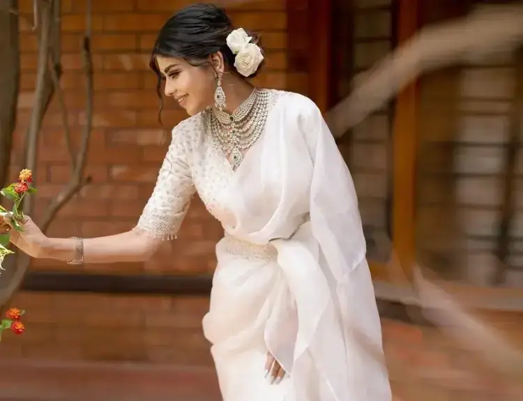 pre-wedding shoot Saree for Woman